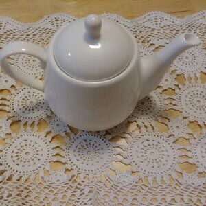 Small Teapot off-white, Old Amsterdam Porcelain Works 1701